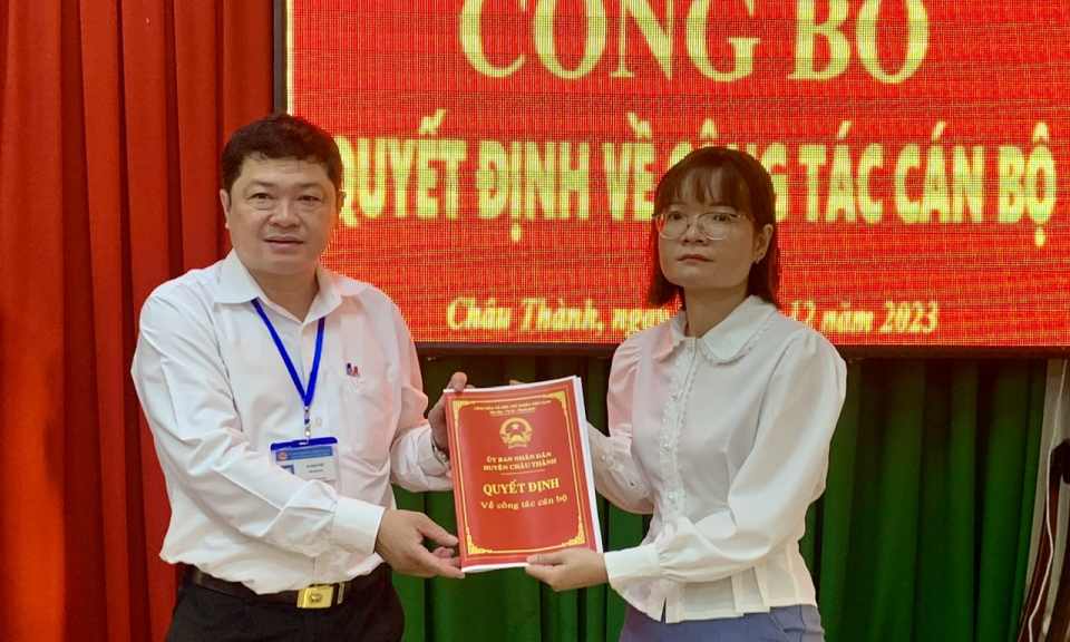 Châu Thành trao quyết định công tác cán bộ Phòng Y tế