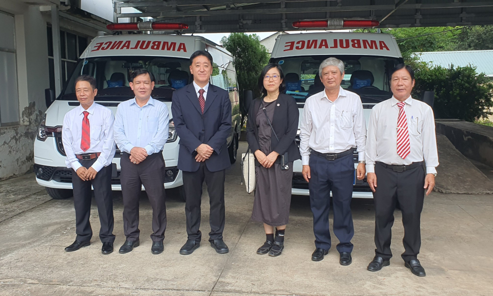 Tổng Lãnh sự quán Nhật Bản tại thành phố Hồ Chí Minh bàn giao thiết bị y tế tại Tân Thạnh