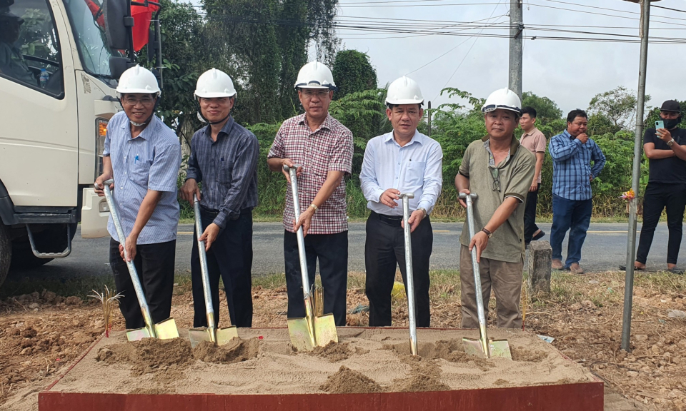 Tân Thạnh được đầu tư trên 50 tỷ đồng xây dựng cổng ngăn mặn kênh 12