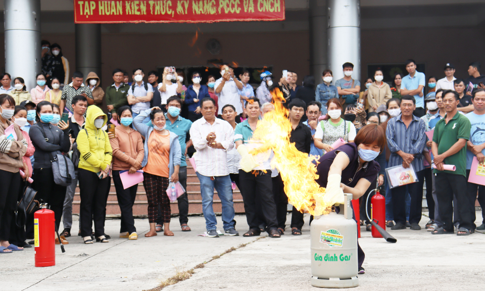 Công an huyện Cần Giuộc tập huấn phòng cháy chữa cháy và cứu nạn cứu hộ