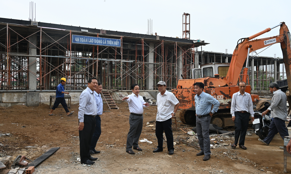 Bí thư Huyện ủy Bến Lức kiểm tra các công trình xây dựng cơ bản