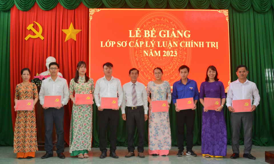 Cần Giuộc bế giảng lớp Sơ cấp Lý luận chính trị năm 2023