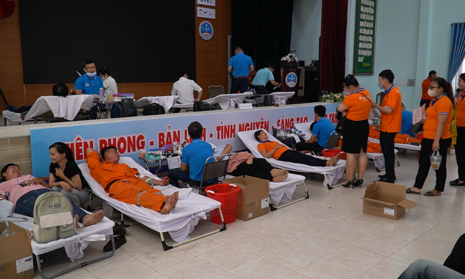 Hơn 450 tình nguyện viên tham gia hiến máu nhân đạo