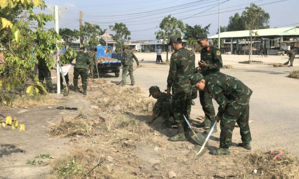 Ban Chỉ huy Quân sự huyện Tân Hưng ra quân dọn dẹp cảnh quan môi trường