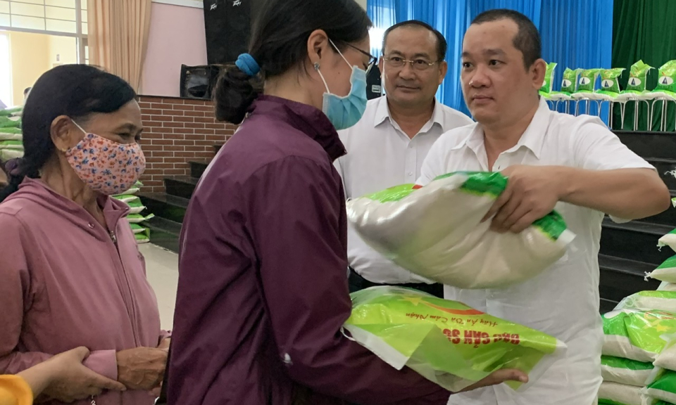 Ông Trương Lê Quốc Anh Quân phát 06 tấn gạo cho 300 hộ khó khăn trên địa bàn huyện Châu Thành