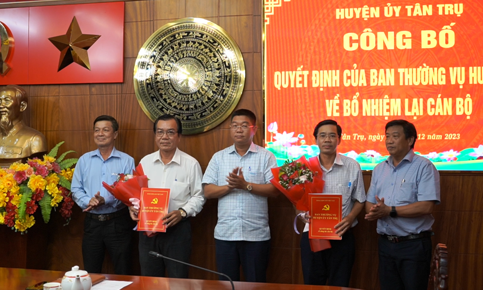 Tân Trụ công bố các quyết định về công tác cán bộ