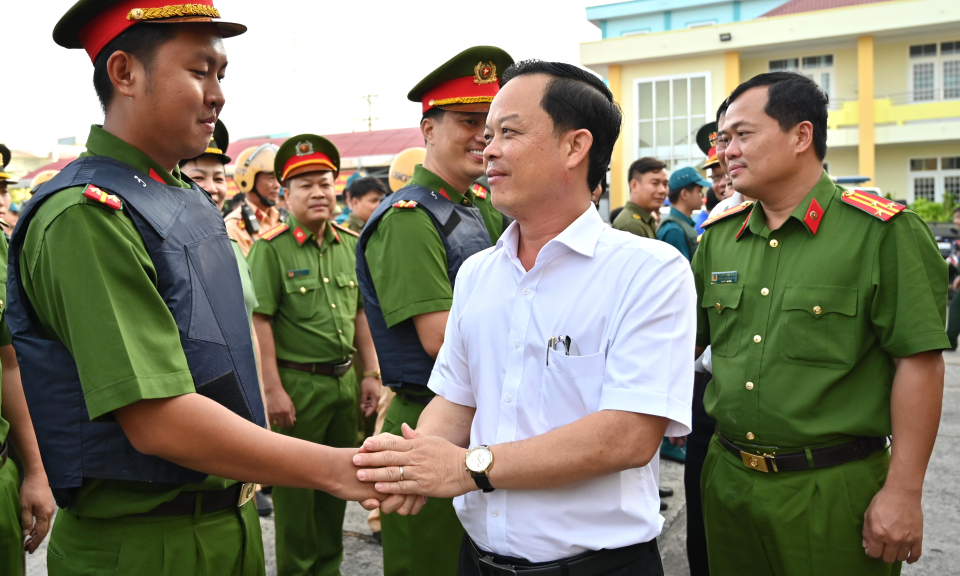 Bến Lức ra quân cao điểm đảm bảo ANTT và ATGT Tết Nguyên đán Giáp Thìn 2024
