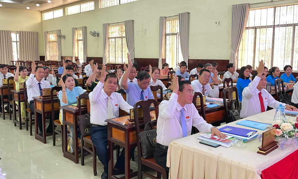 Kỳ họp thứ 10 HĐND huyện Tân Hưng khóa VI thông qua 13 nghị quyết