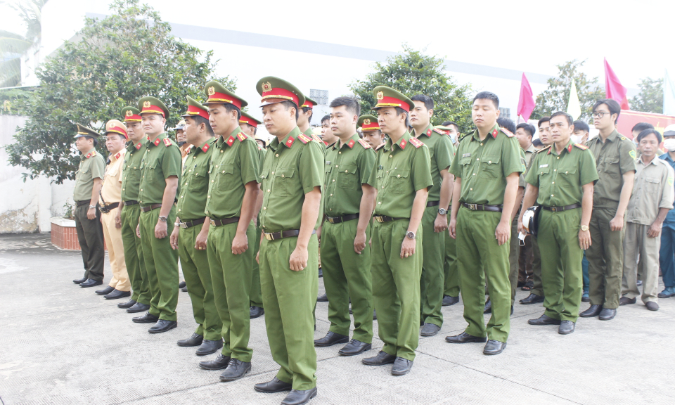 Công an huyện Tân Trụ ra quân đảm bảo ANTT Tết Nguyên đán Giáp thìn 2024