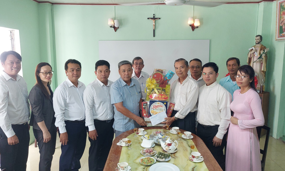 Thành phố Tân An thăm chúc mừng các cơ sở công nhân dịp Lễ Giáng sinh 