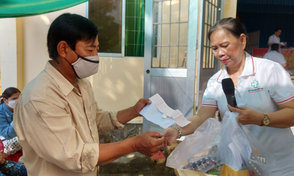 Tân Hưng gần 800 người dân được khám bệnh, cấp thuốc miễn phí