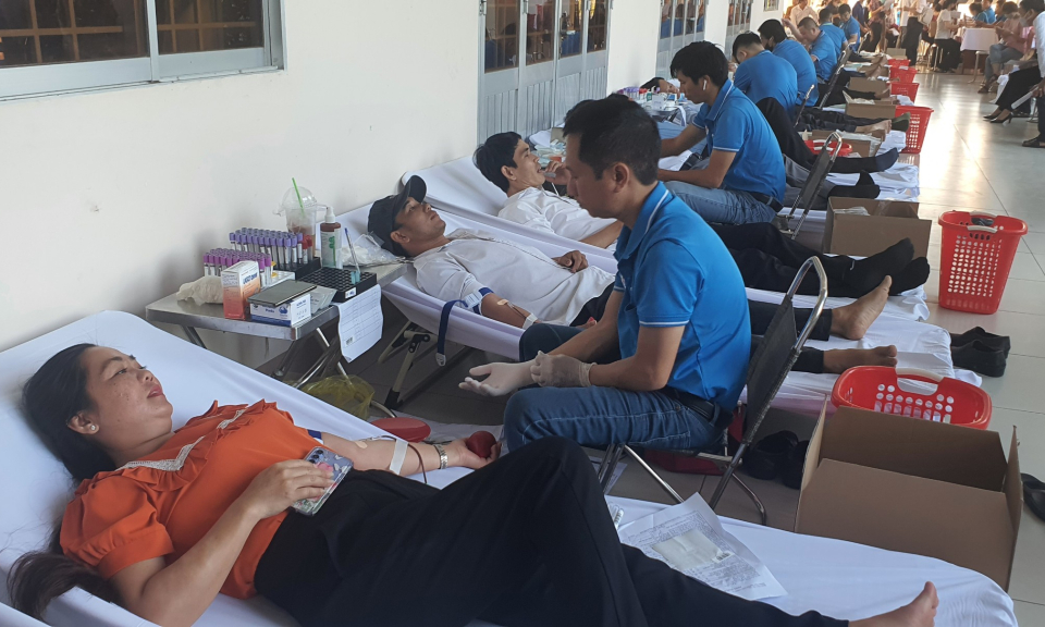 Tân Thạnh hơn 300 tình nguyện viên tham gia hiến máu nhân đạo
