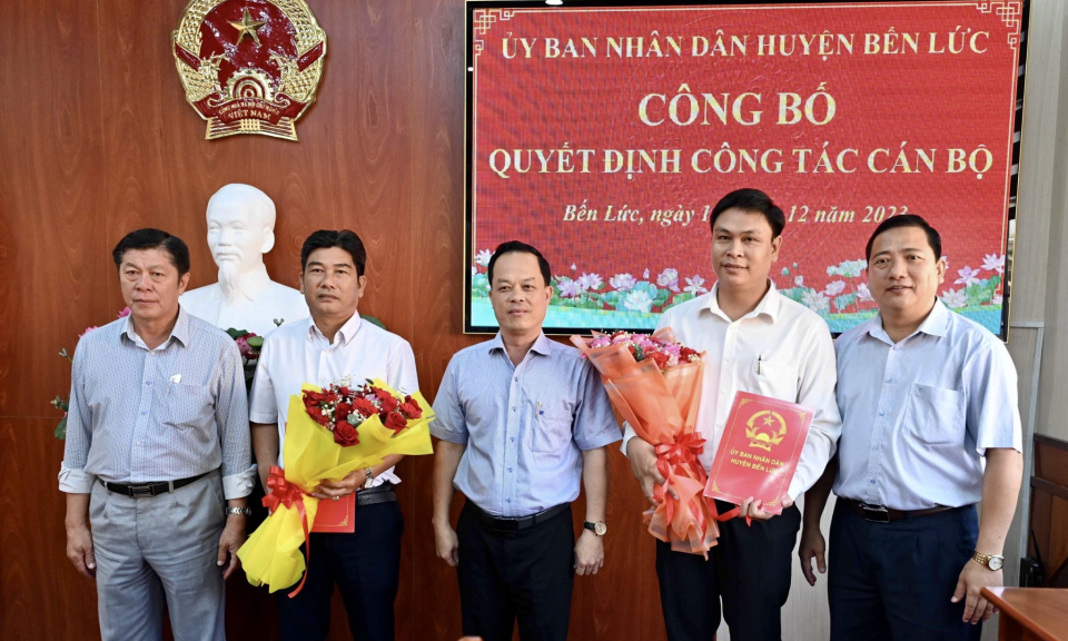 Bến Lức: Công bố Quyết định Giám đốc Trung tâm Văn hóa, Thông tin và Truyền thanh