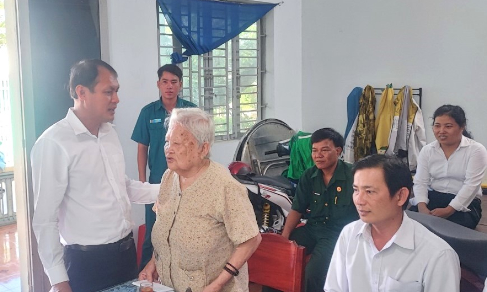 Lãnh đạo huyện Cần Đước thăm mẹ Việt Nam anh hùng