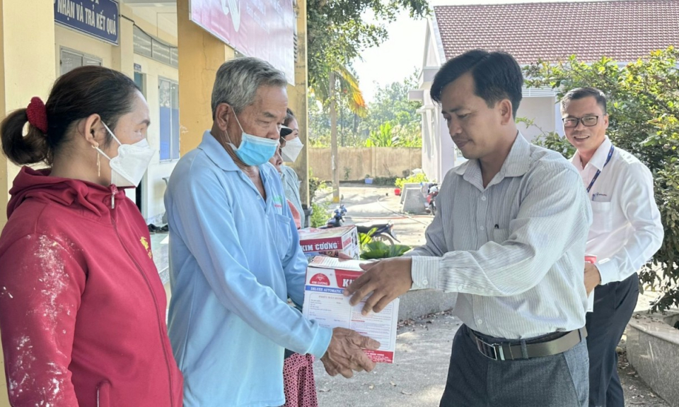 Điện lực Tân Hưng tặng quà cho gia đình chính sách, hộ nghèo