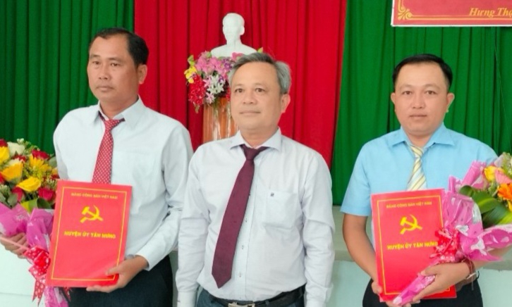Tân Hưng công bố Quyết định về công tác cán bộ