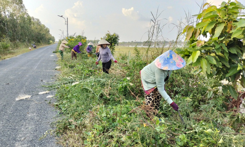  Tân Hưng: Hội Liên hiệp Phụ nữ xã Vĩnh Lợi ra quân dọn vệ sinh môi trường