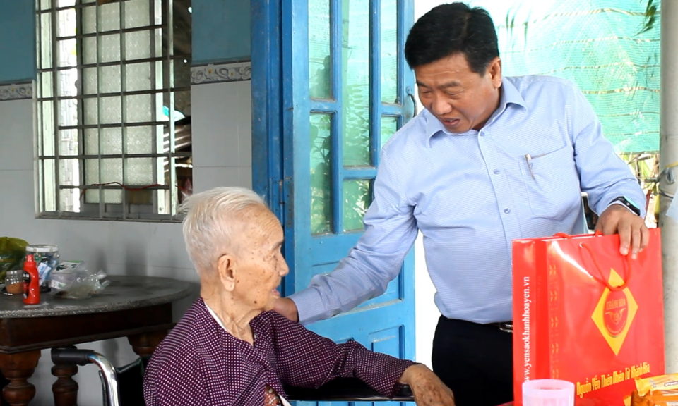 Chủ tịch HĐND huyện Tân Trụ thăm, tặng quà Mẹ Việt Nam anh hùng