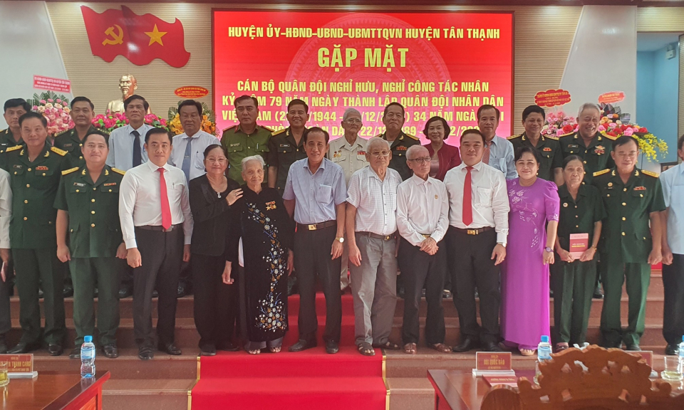 Tân Thạnh gặp mặt cán bộ quân đội nghỉ hưu
