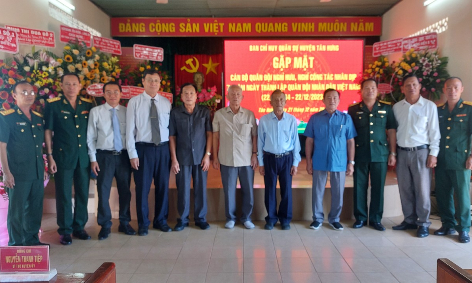 Tân Hưng gặp mặt cán bộ Quân đội nghỉ hưu