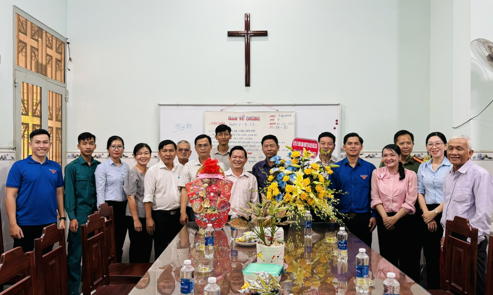 Lãnh đạo huyện Đức Hòa thăm, chúc mừng giáng sinh tại các Nhà thờ, Hội thánh Tin lành