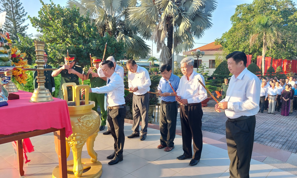 Đoàn cán bộ huyện Châu Thành viếng Nghĩa trang liệt sĩ liên huyện Châu Thành - Tân Trụ