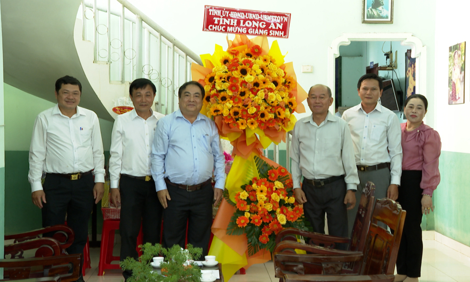 Lãnh đạo Sở Nội vụ chúc mừng Giáng sinh tại huyện Châu Thành