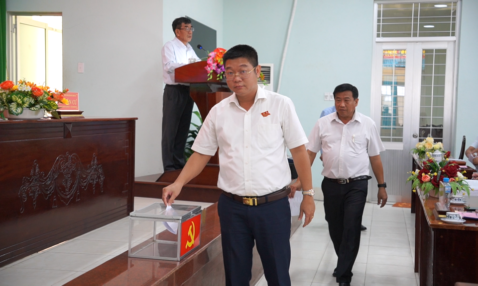Tân Trụ lấy phiếu tín nhiệm đối với Ủy viên Ban Thường vụ Huyện ủy