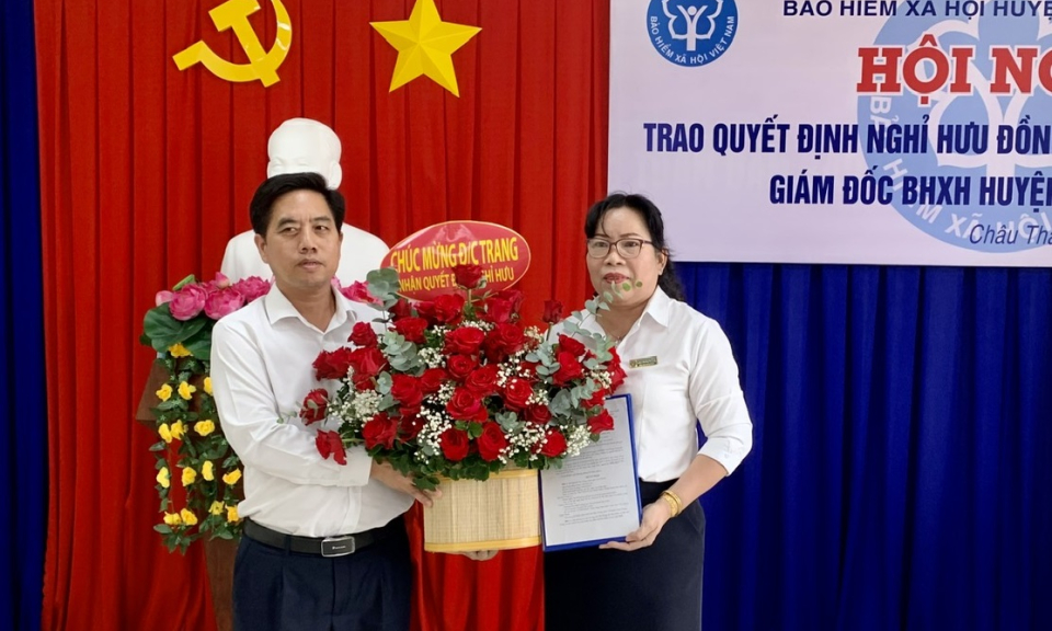 Trao Quyết định nghỉ hưu đối với Giám đốc BHXH huyện Châu Thành