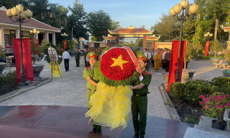 Đức Huệ: Viếng Nghĩa trang Liệt sĩ nhân Ngày thành lập Quân đội nhân dân Việt Nam