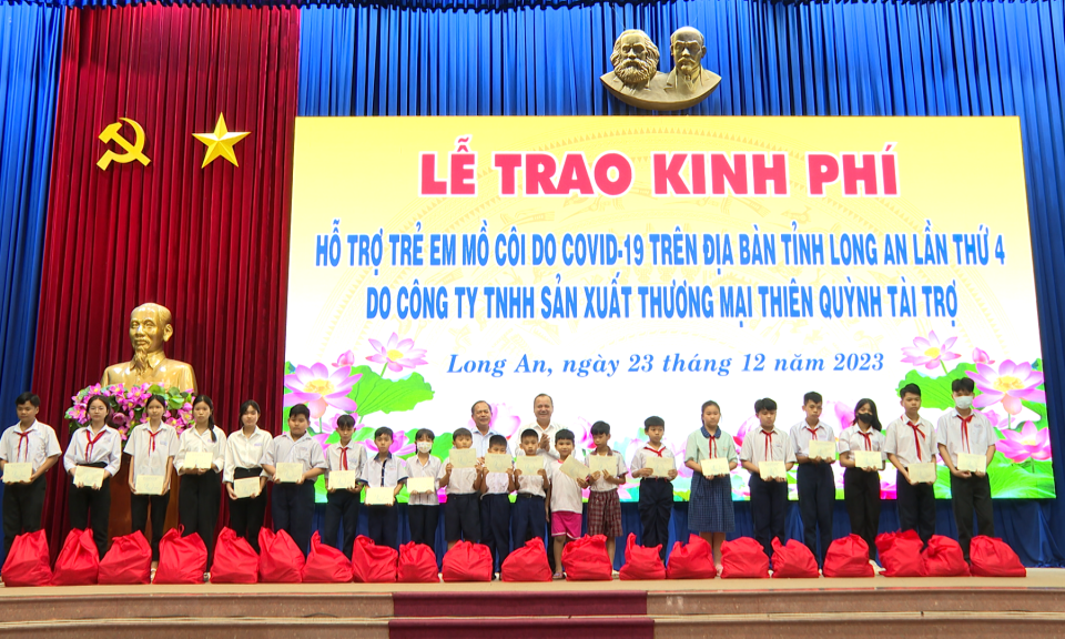 Trao kinh phí hỗ trợ trẻ em mồ côi do Covid - 19 