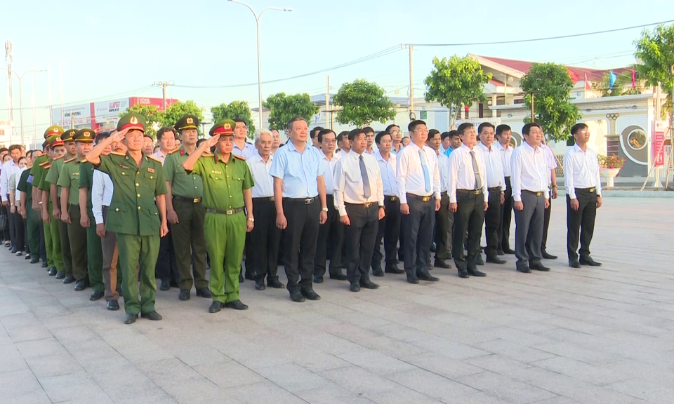  Tân Trụ tổ chức lễ viếng nghĩa trang liệt sỹ và tổ chức gặp mặt kỷ niệm Ngày Thành lập quân đội Nhân dân Việt nam