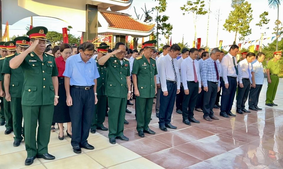 Tân Hưng viếng Nhà bia ghi tên liệt sỹ huyện nhân kỷ niệm 79 năm Ngày thành lập QĐND Việt Nam