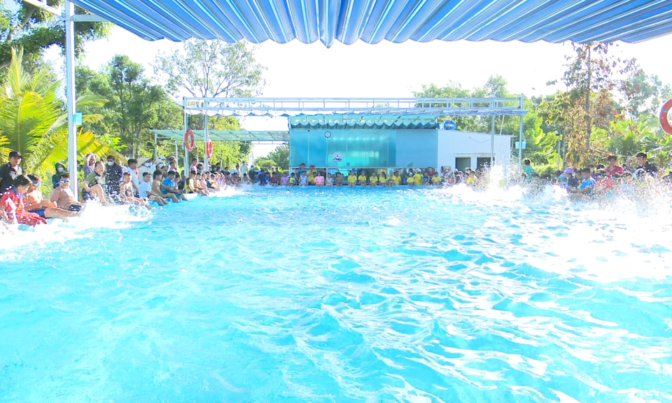 Gần 180 vận động viên tham dự giải bơi lội các nhóm tuổi huyện Đức Hòa