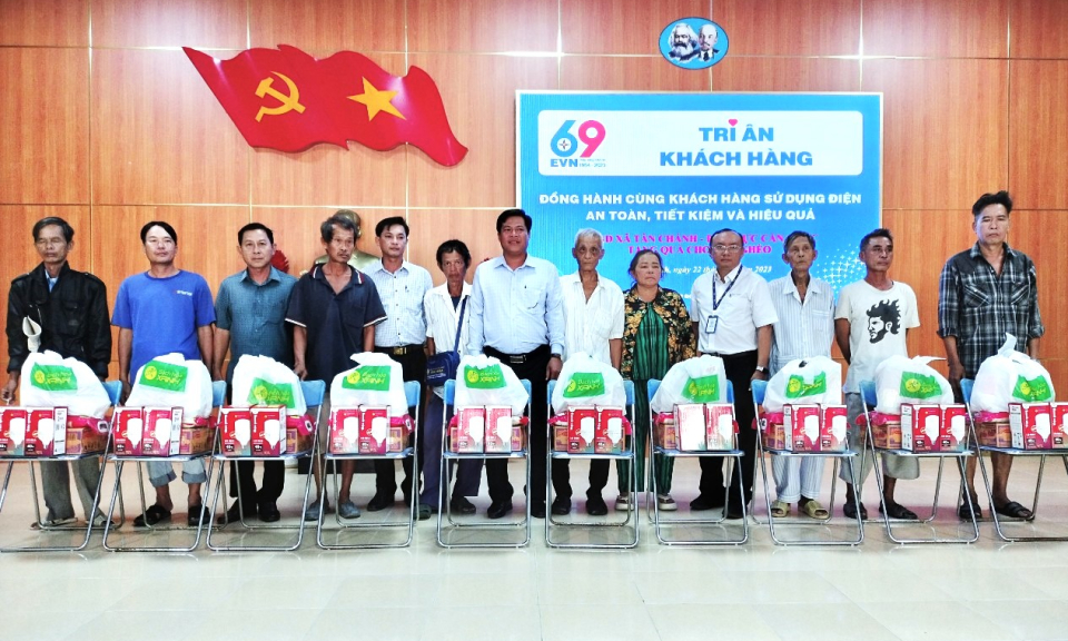 Điện lực Cần Đước tặng quà hộ nghèo vui xuân đón Tết Giáp Thìn 2024