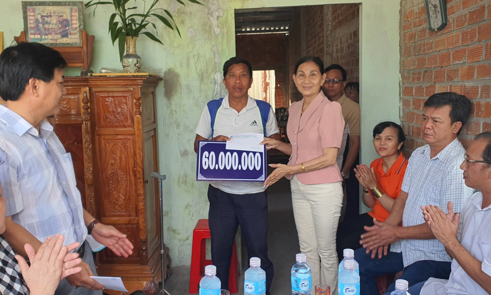 Tân Thạnh tặng 2 căn nhà Tình thương cho hộ nghèo