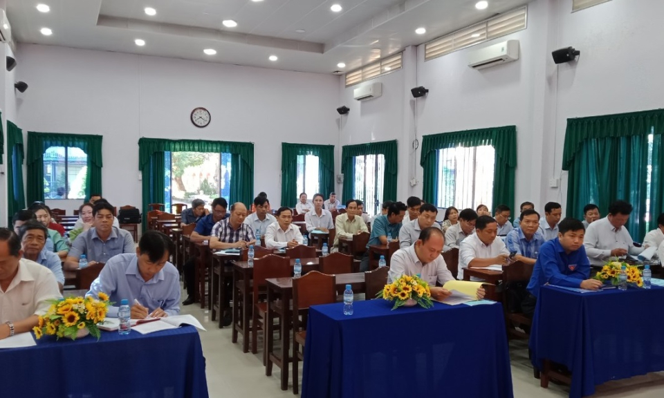 Đoàn kiểm tra phổ cập giáo dục, xoá mù chữ của tỉnh làm việc tại huyện Thạnh Hóa