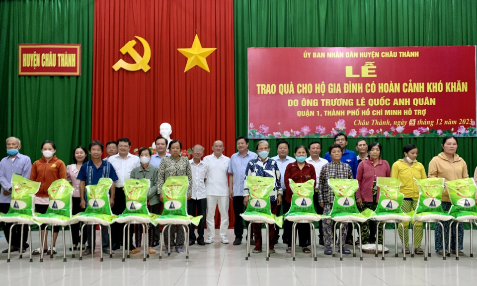 200 hộ khó khăn huyện Châu Thành được tặng gạo