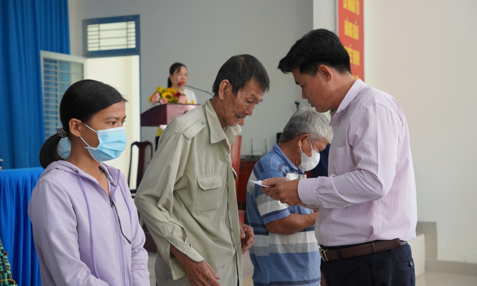 Tân Trụ tặng thẻ bảo hiểm y tế chia sẻ khó khăn
