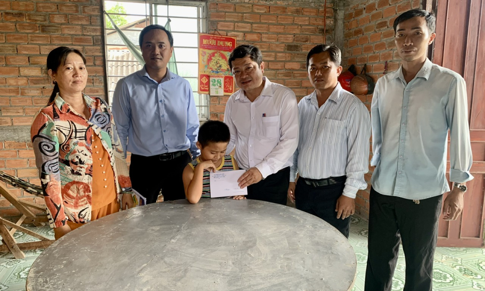 Lãnh đạo huyện Châu Thành đến thăm, tặng quà cho trẻ em có hoàn cảnh đặc biệt
