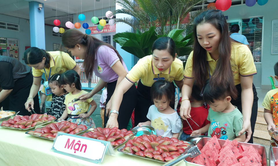 Trường Mầm non Huỳnh Thị Mai tổ chức trải nghiệm “Vui tiệc Buffet cho trẻ"