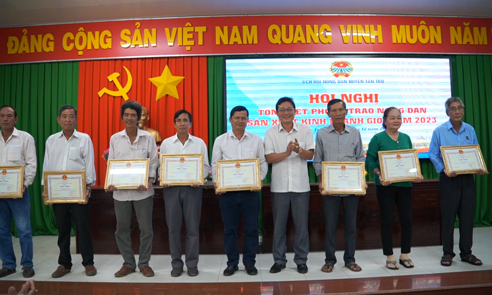 Tân Trụ gần 4.200 hộ đạt danh hiệu nông dân sản xuất, kinh doanh giỏi