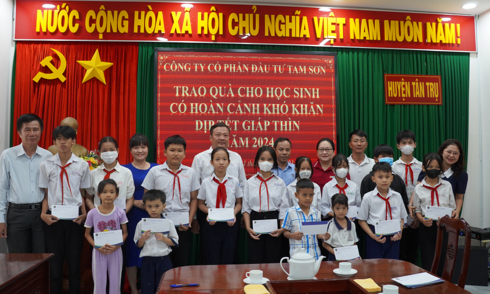 Đài Phát thanh và Truyền hình Long An vận động trao quà Tết cho học sinh có hoàn cảnh khó khăn tại Tân Trụ