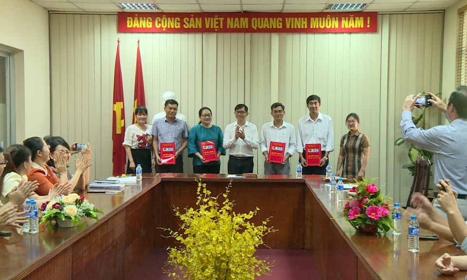 Đài Phát thanh và Truyền hình Long An trao quyết định về công tác cán bộ
