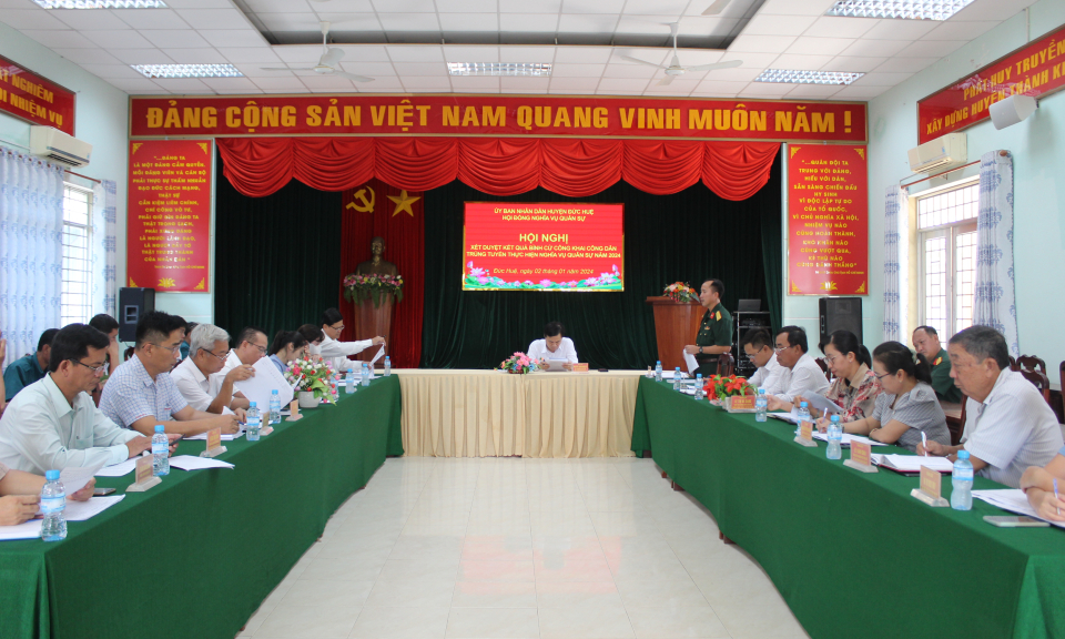Đức Huệ xét duyệt kết quả bình cử công khai công dân trúng tuyển thực hiện nghĩa vụ quân sự năm 2024.