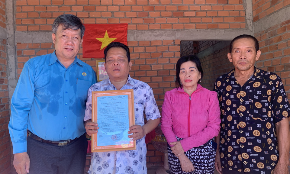 Đức Hoà trao Mái ấm tình thương cho hộ có hoàn cảnh khó khăn