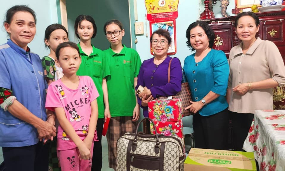 Phụ nữ Bến Lức trọn tình thương của mẹ đỡ đầu