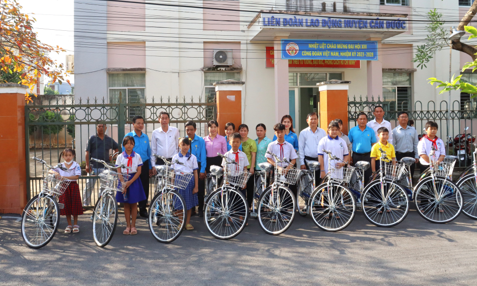 Cần Đước trao xe đạp cho học sinh có hoàn cảnh khó khăn