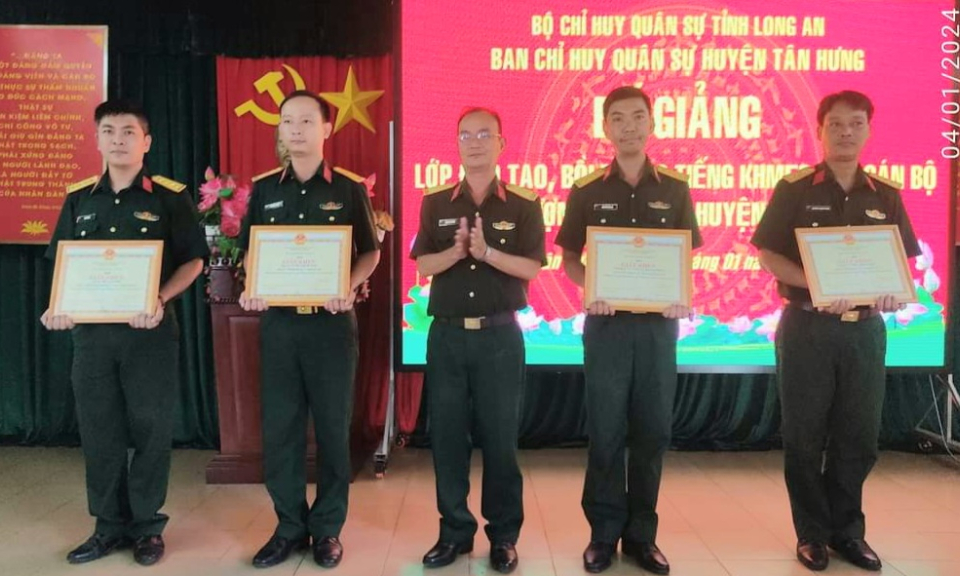 Tân Hưng: Bế giảng lớp đào tạo, bồi dưỡng Tiếng Khmer cho cán bộ lực lượng vũ trang