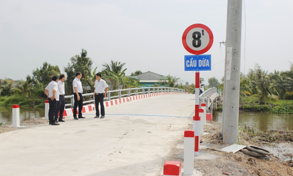 Chủ tịch HĐND huyện Tân Trụ kiểm tra tiến độ thi công các công trình giao thông 